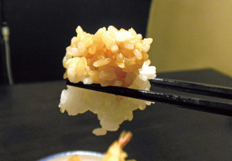 銘柄はコシヒカリ一本。4升炊きの釜を使い、その半分の量で米を炊くと、ふっくらおいしく仕上がるという。