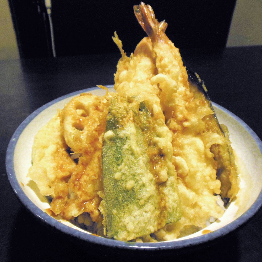 神保町の老舗『神田 天麩羅 はちまき』の江戸前天丼は、昭和の名士も令和の若者もドハマりする味