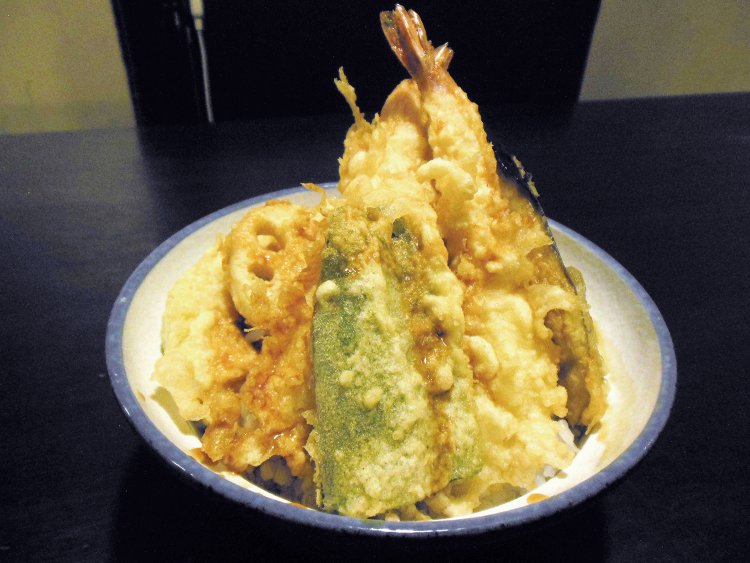 天丼800円。魚介類はエビ、キス、イカが定番。野菜はその日の仕入れによって変わる。