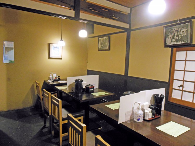 趣のある店内には、常連だった著名人たちの写真やサインが所々に飾られている。