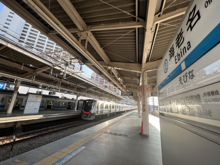 さすがはご当地、海老名駅ホームの発車メロディーは『SAKURA』だった。