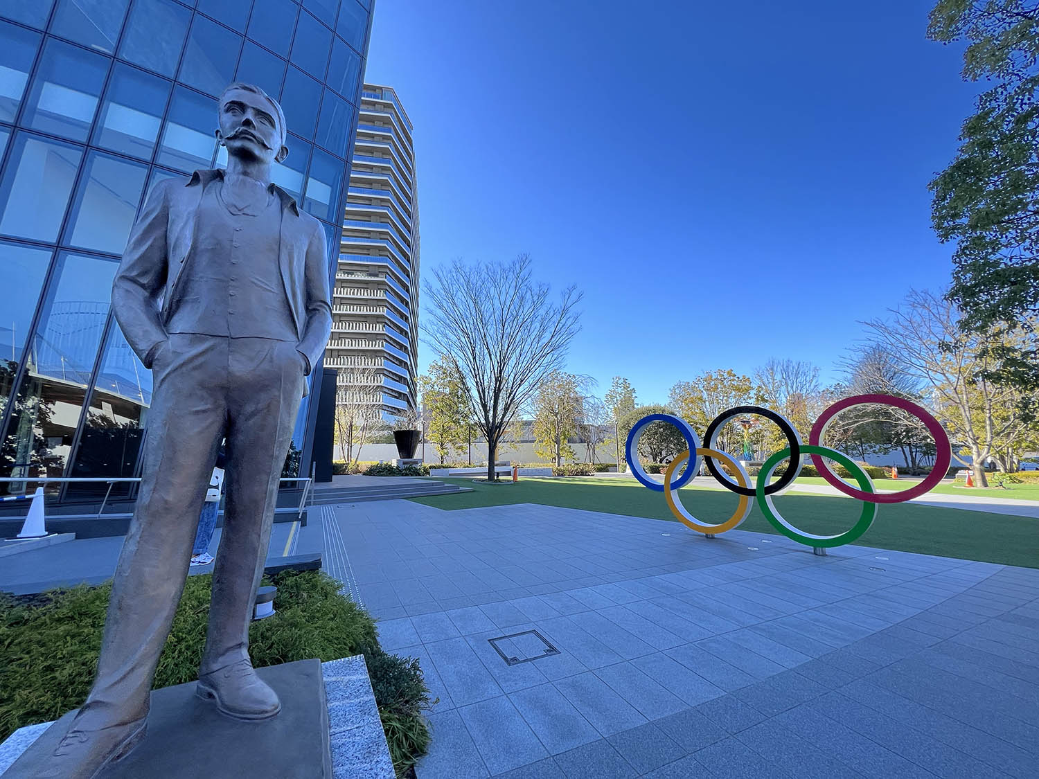 新国立競技場の近くには近代オリンピック復興に尽力したクーベルタン男爵のブロンズ像が設置されている。