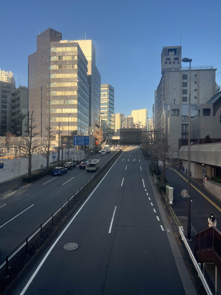 国道246号線と合流する青山通りの終焉付近。振り返って通りを眺めれば、急な登り坂が高台に向かって延びていた。