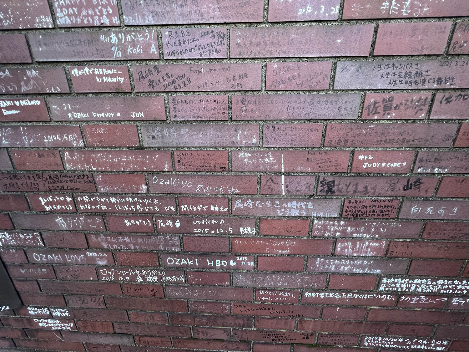 渋谷クロスタワーのデッキ。壁のいたるところファンの寄せ書きでびっしりと埋まり、いかにも“聖地”といった感じだ。