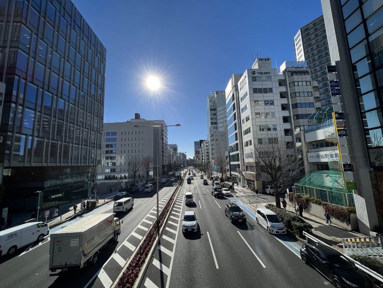 道路幅が拡張された現在の青山通りに、ロンドンAbbey Roadの面影はない。