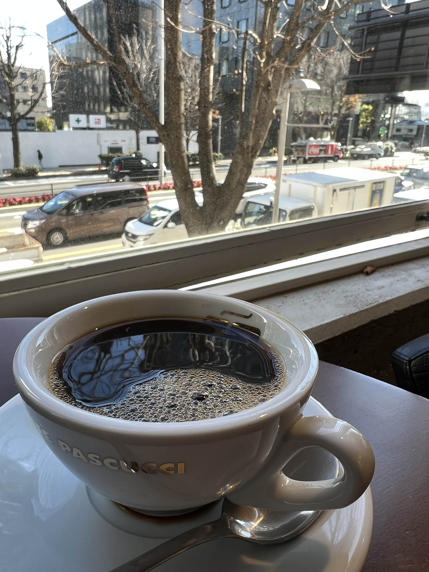 やっと見つけたカフェの窓から通りを眺める。現代の青山通りでは、歌詞にあるような「通りかがりの喫茶店」を探すのは難しい。