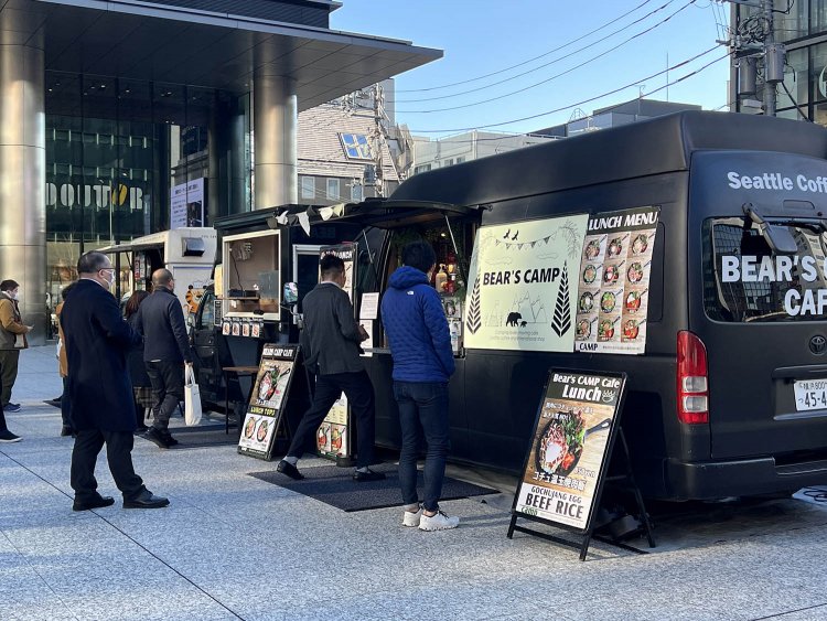 現代の青山通りにはキッチンカーの移動カフェが目につくようになった。「喫茶店」はもはや前時代の遺物になりつつある?