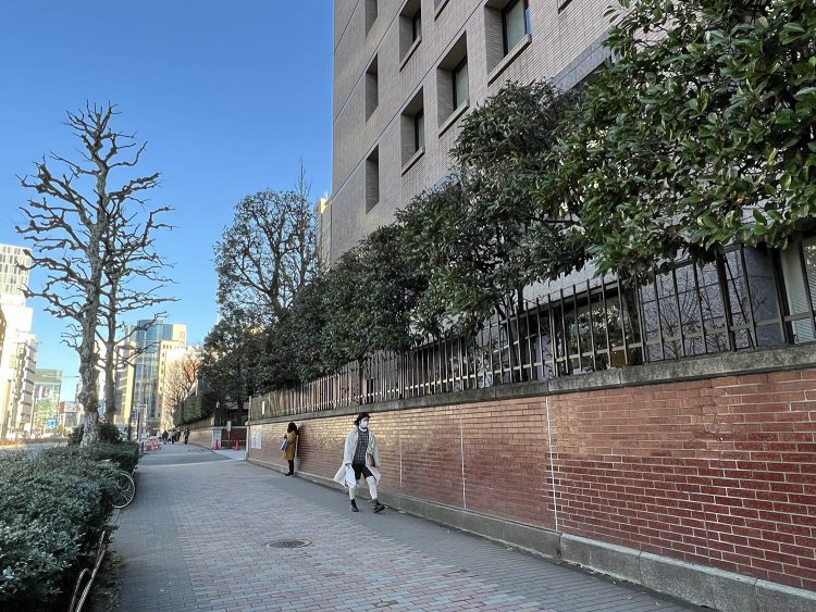 青山学院前、60〜70年代の青山通りはデモ隊と機動隊が睨みあう緊迫した雰囲気が漂っていた。