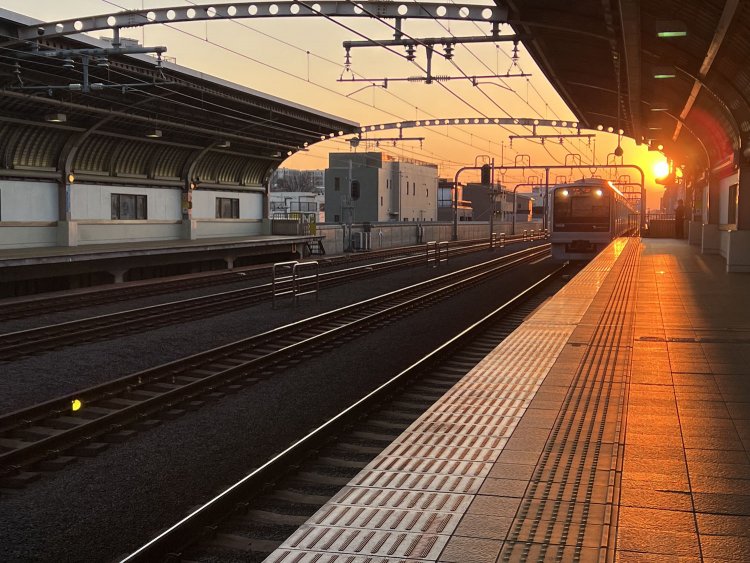 夕陽に照らされた千歳船橋駅ホーム。