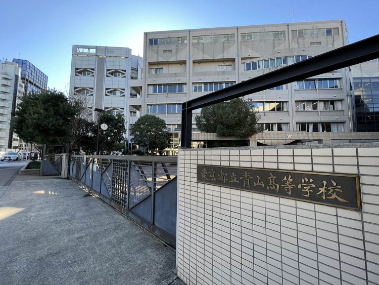 1969年10月には、都立青山高校が生徒たちによりバリケート封鎖された。この時から青山通りにも学生闘争の嵐が吹き荒れるようになる。