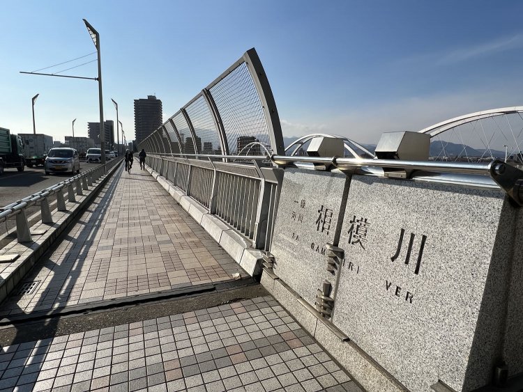 相模大橋の歩道から本厚木方面を望む。作詞者の水野も、毎朝この風景を眺めながら高校に通っていた。