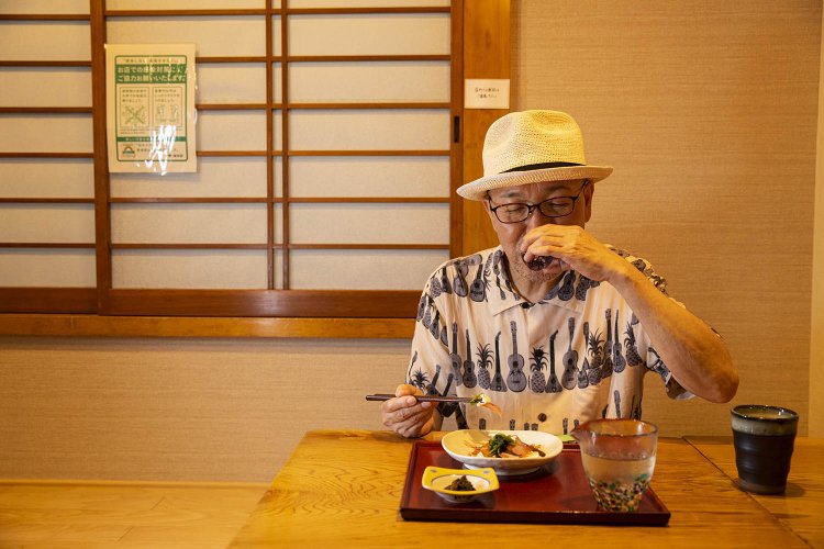 「新潟の地酒根知男山をば……こりゃいい」