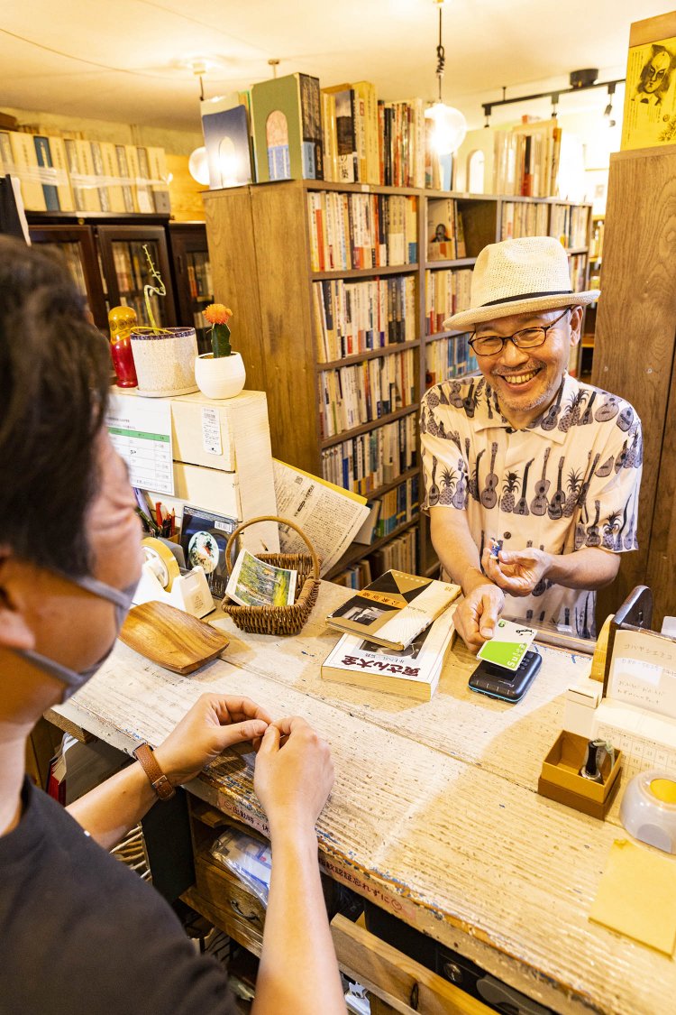 気になった本は、交通系ＩＣカードで楽々決済！ 「古本屋では今日の出合いが大切なのだ。」