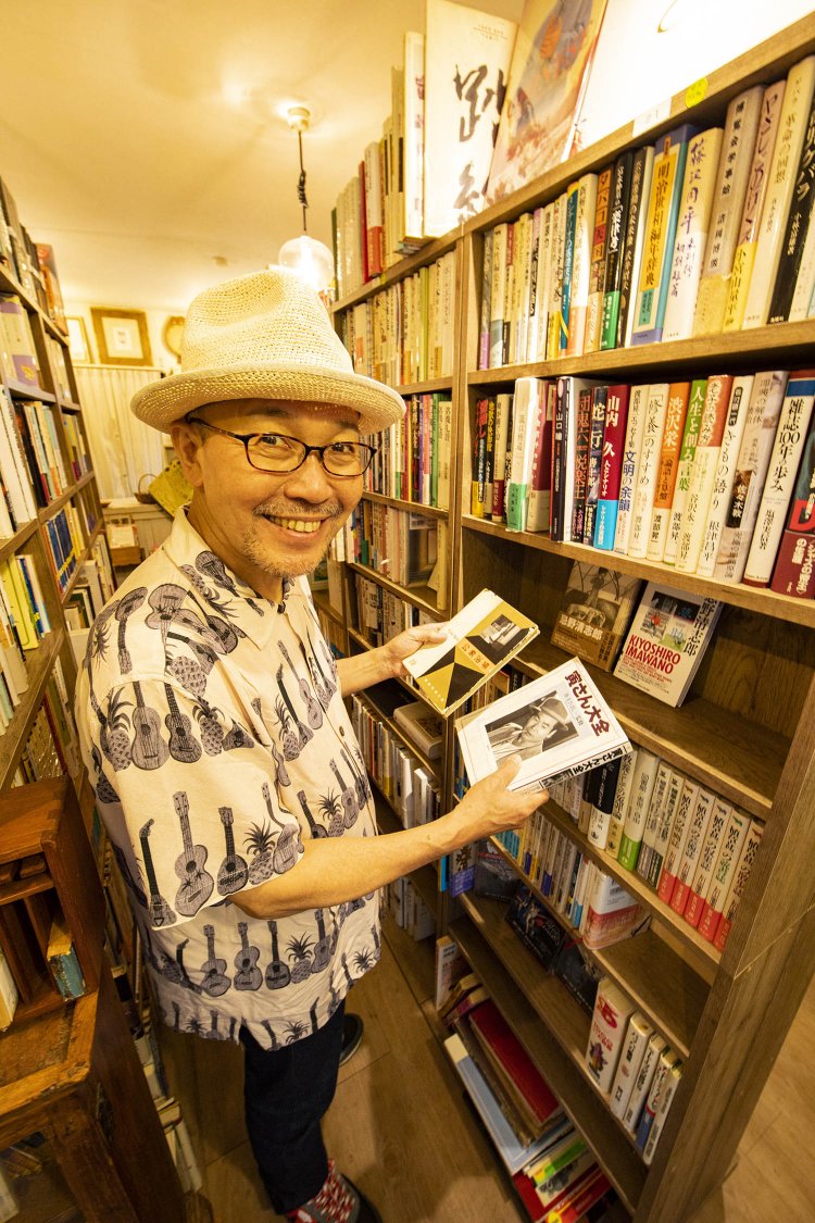 気になる本を発見！「おっ、この2冊はすごいぞ～」　久住さんが手に取ったのは『寅さん大全』と『公衆浴場』