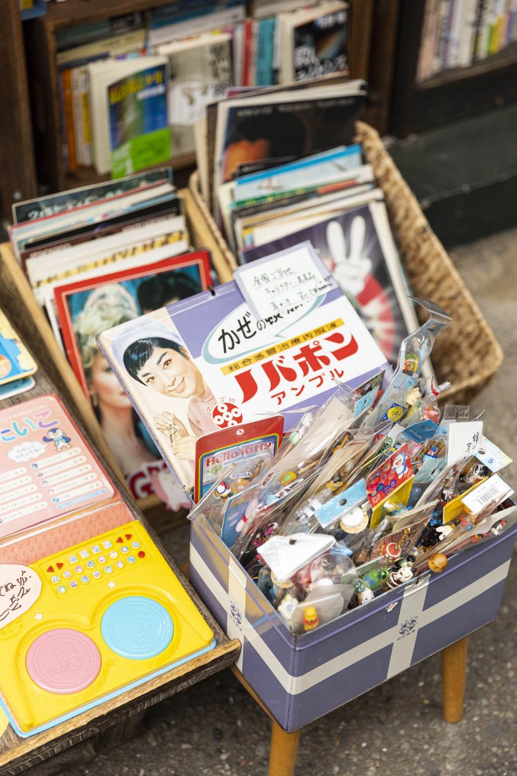 レトロな雑貨もちらほら。