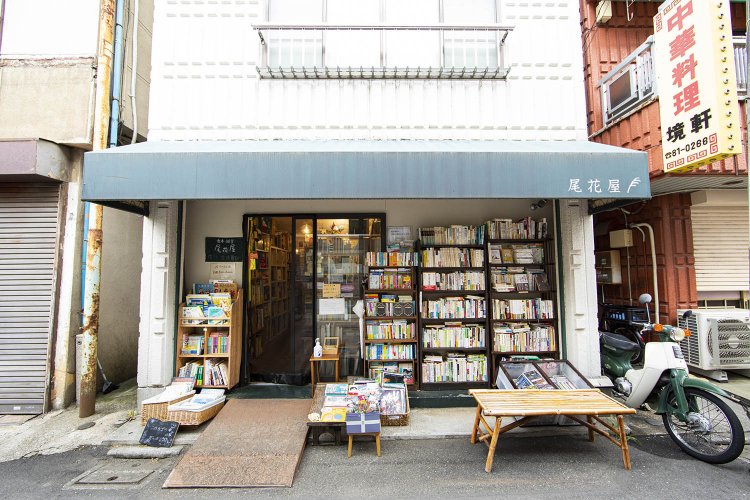 昭和な商店街に映える店構え。