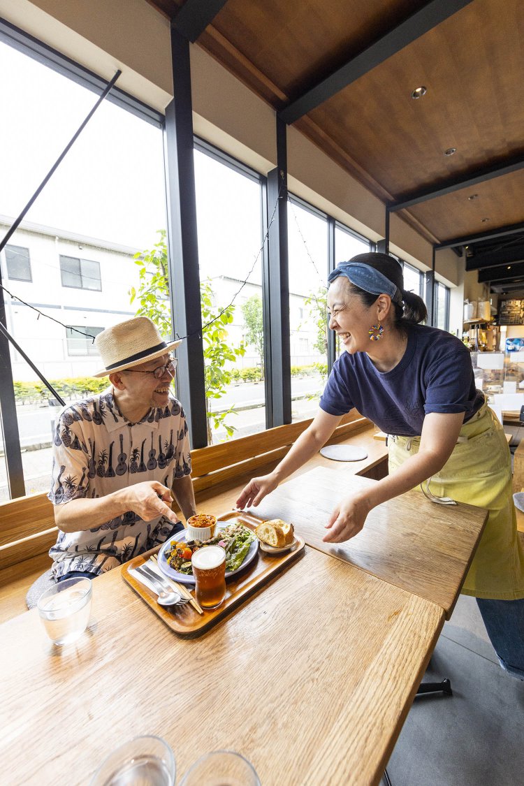 ランチプレートが到着！ 「いい泡だね。ここで醸造してるんだって？」