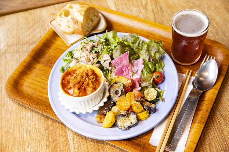 よりどり3品プレート1080円＋クラフトビール360円。