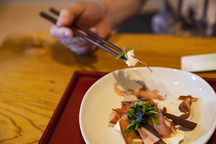 厚削り節とクリームチーズ葉山葵添え418円。