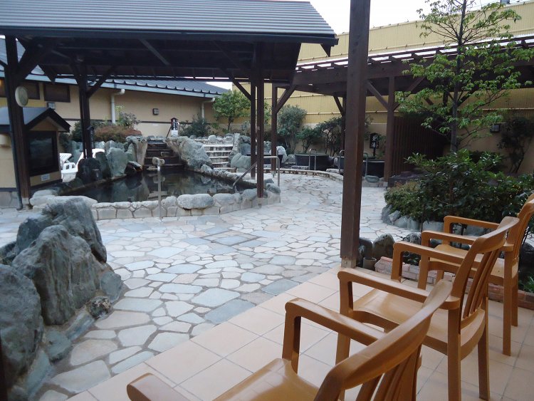 偶数日は女湯の、奇数日は男湯になる石の湯の露天風呂。