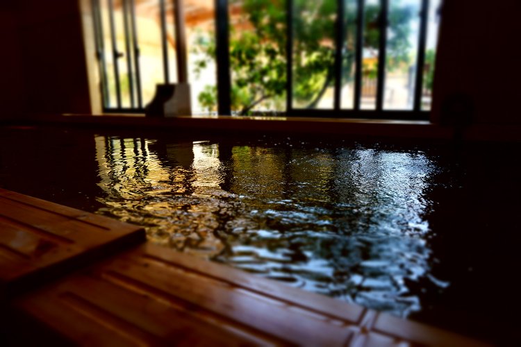 美肌の湯といわれる泉質で、保湿･保温効果がある。