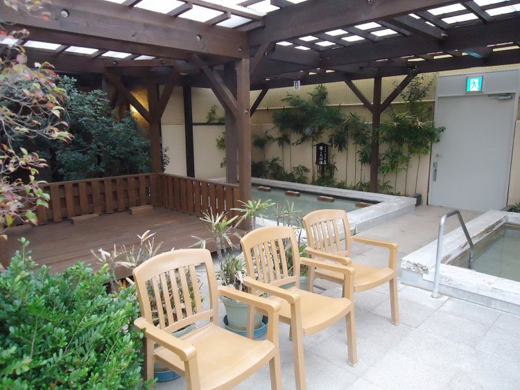 屋外エリアに外気浴のための椅子が用意されている。