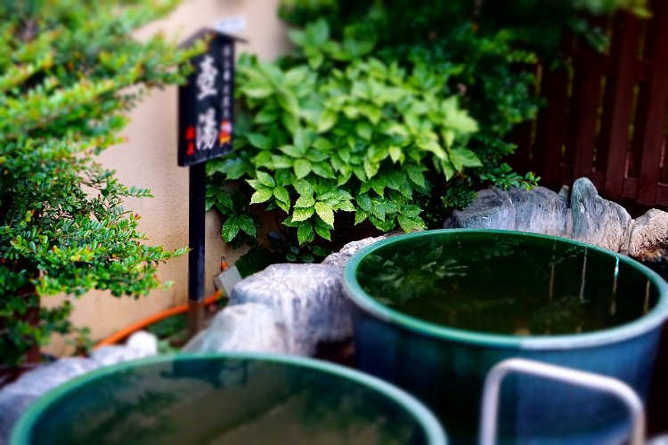 狭さが逆に落ち着く壺湯。