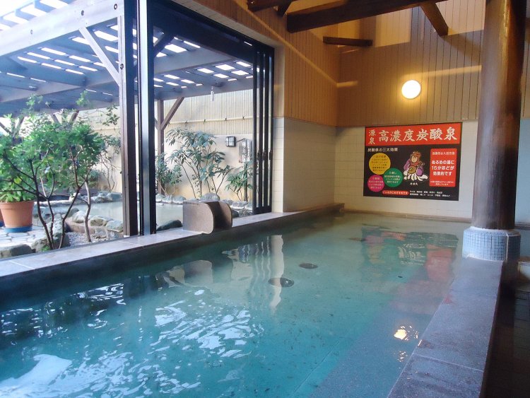 細かな気泡が肌に付き、マッサージされているかのような感触の源泉高濃度炭酸泉。