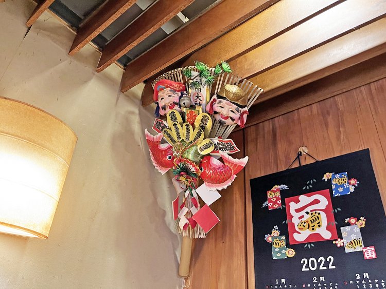 神田明神の熊手を入り口の対角に飾り、お客様を招き入れる。