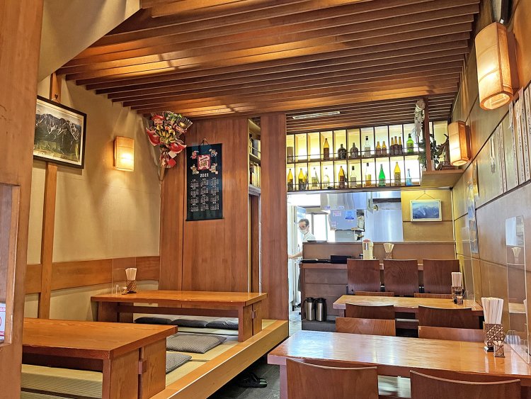 客席は広いテーブル席、小上がり、カウンターがある。