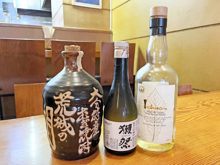 美濃焼の徳利に入った麦焼酎・荒城の月、希少な日本酒・獺祭、秩父にある蒸溜所で作り世界から注目を集めるイチローズ モルト＆グレーン ホワイトラベルなどが揃う。