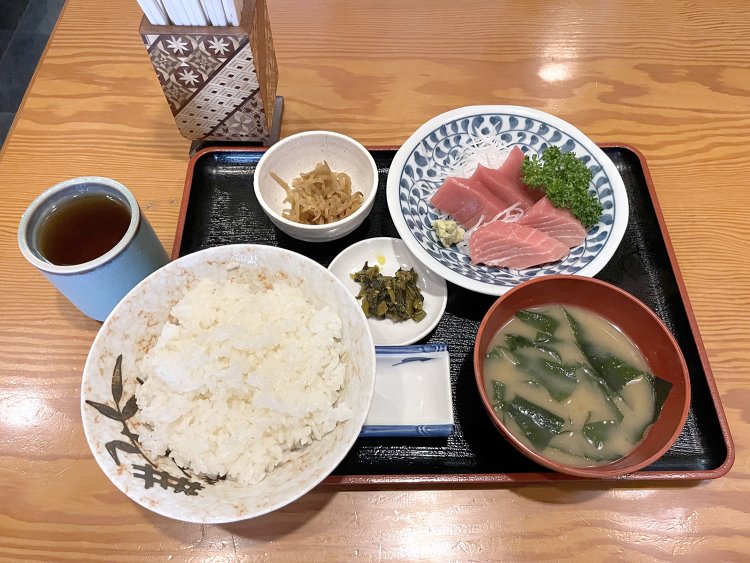 まぐろ刺身定食795円。百貨店の地下で買ったら2000円くらいするかもしれない!?