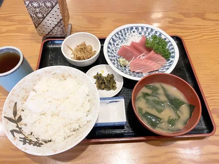 まぐろ刺身定食795円。トゥルンとピンク色をした赤身と目が合った（ような気がした）。あ、コレ絶対おいしいやつ！