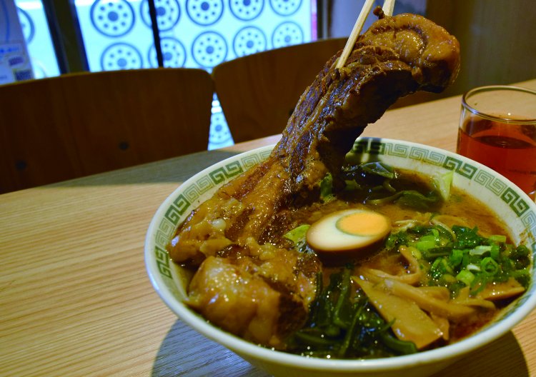 太肉一本盛り2020円。通常の太肉麺に、太肉約4人前のボリューム。