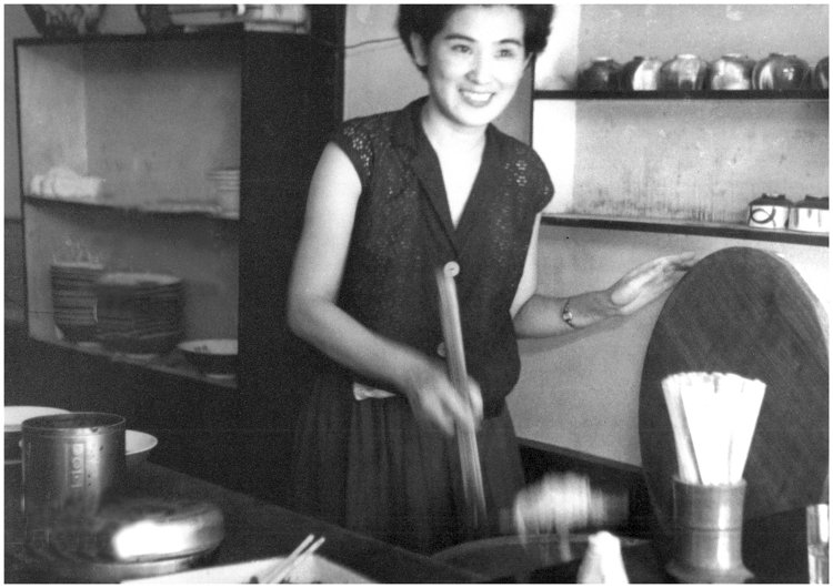 創業者の久富サツキさん。熊本で『桂花ラーメン』を開店した当時は、まだ幼い姉弟を育てる母親だった。