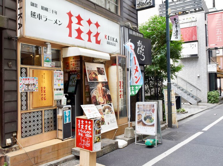 一度見たら忘れない赤い『桂花』のロゴと場所は半世紀以上前から変わらない。