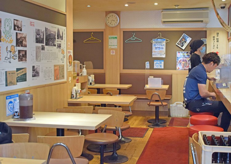 カウンターとテーブル席の並ぶ明るい店内。お1人様でも入りやすい。