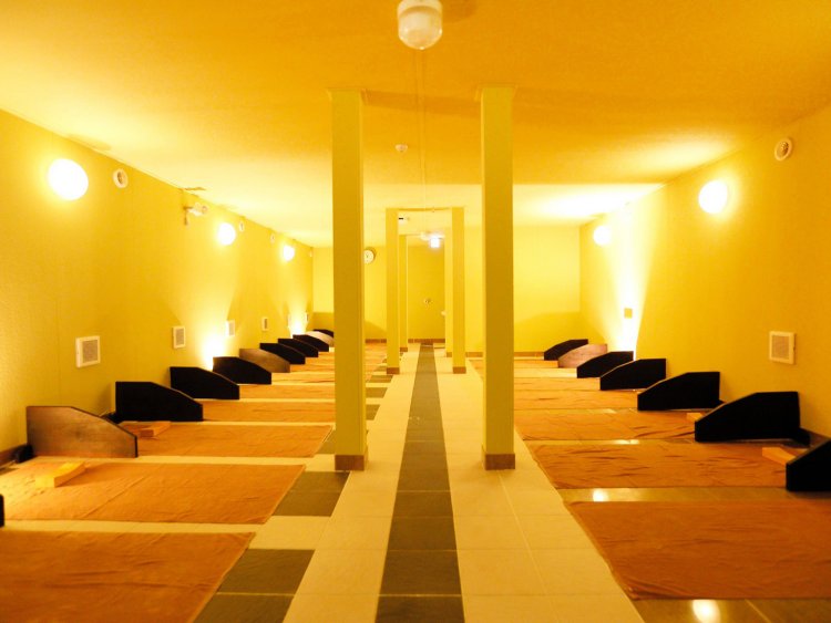 岩盤浴は500円（平日）で専用岩盤着、敷きタオルが無料貸出になる。