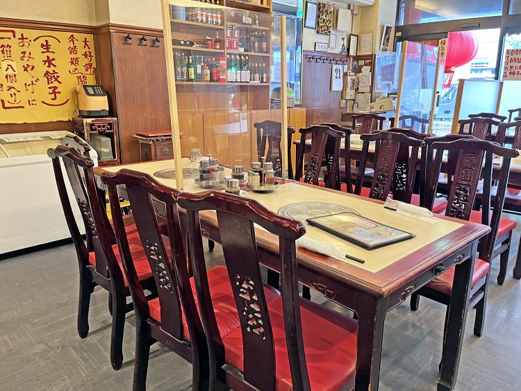 30年前に移転してきた当時の面影を残す店内。自慢の水餃子はテイクアウトして自宅でも楽しめる。