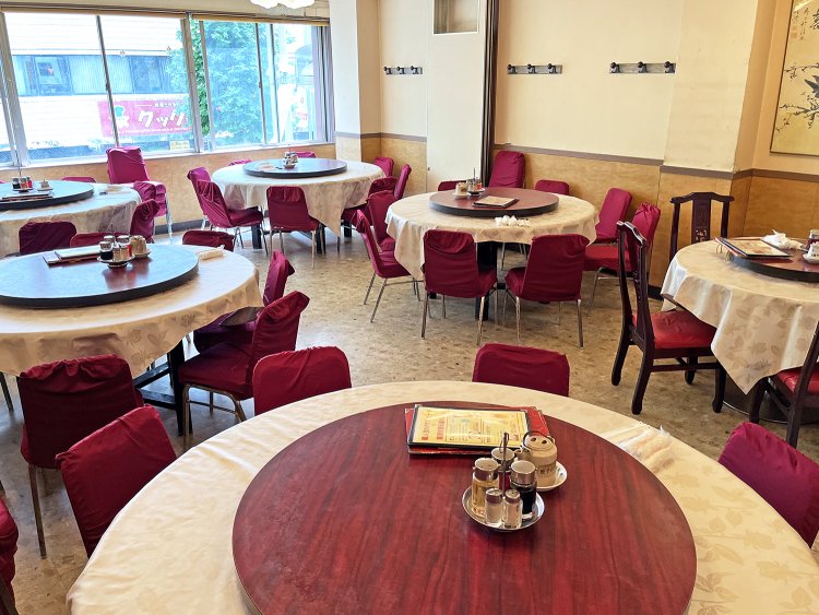 中国料理らしい円卓がある2階の宴会席。