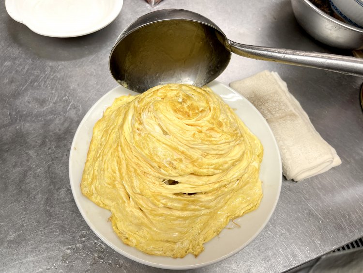 そのあと薄焼き卵を焼いて野菜炒めにON。まるで黄色いバラのよう。