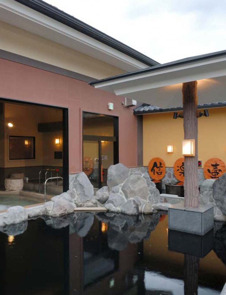 黒湯に入浴すれば、美人になること間違いなし！