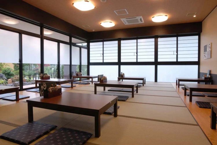 中庭の眺めながらゆっくりと食事が楽しめる。