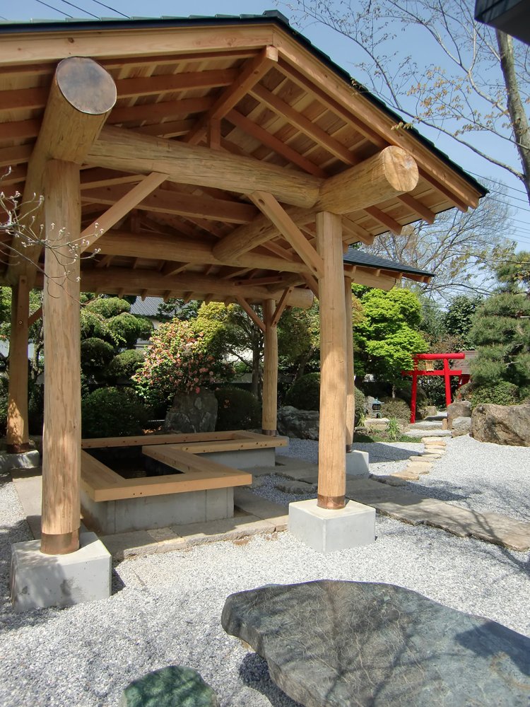 木々に囲まれて自然豊かな中庭の足湯。