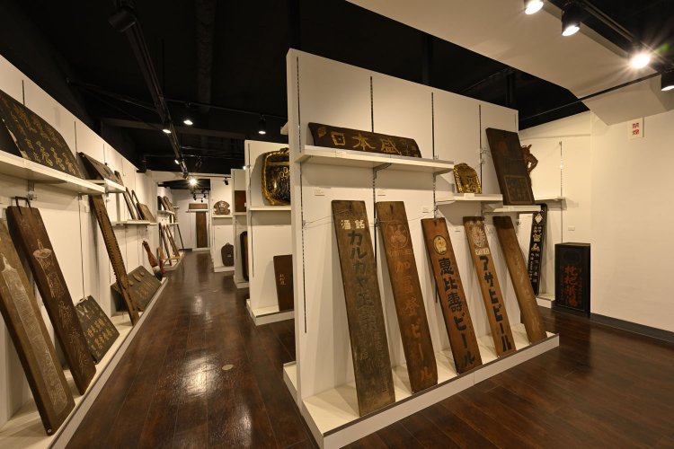 木製の一枚板の看板は反りもない。大事に使われてきたことがうかがえる。