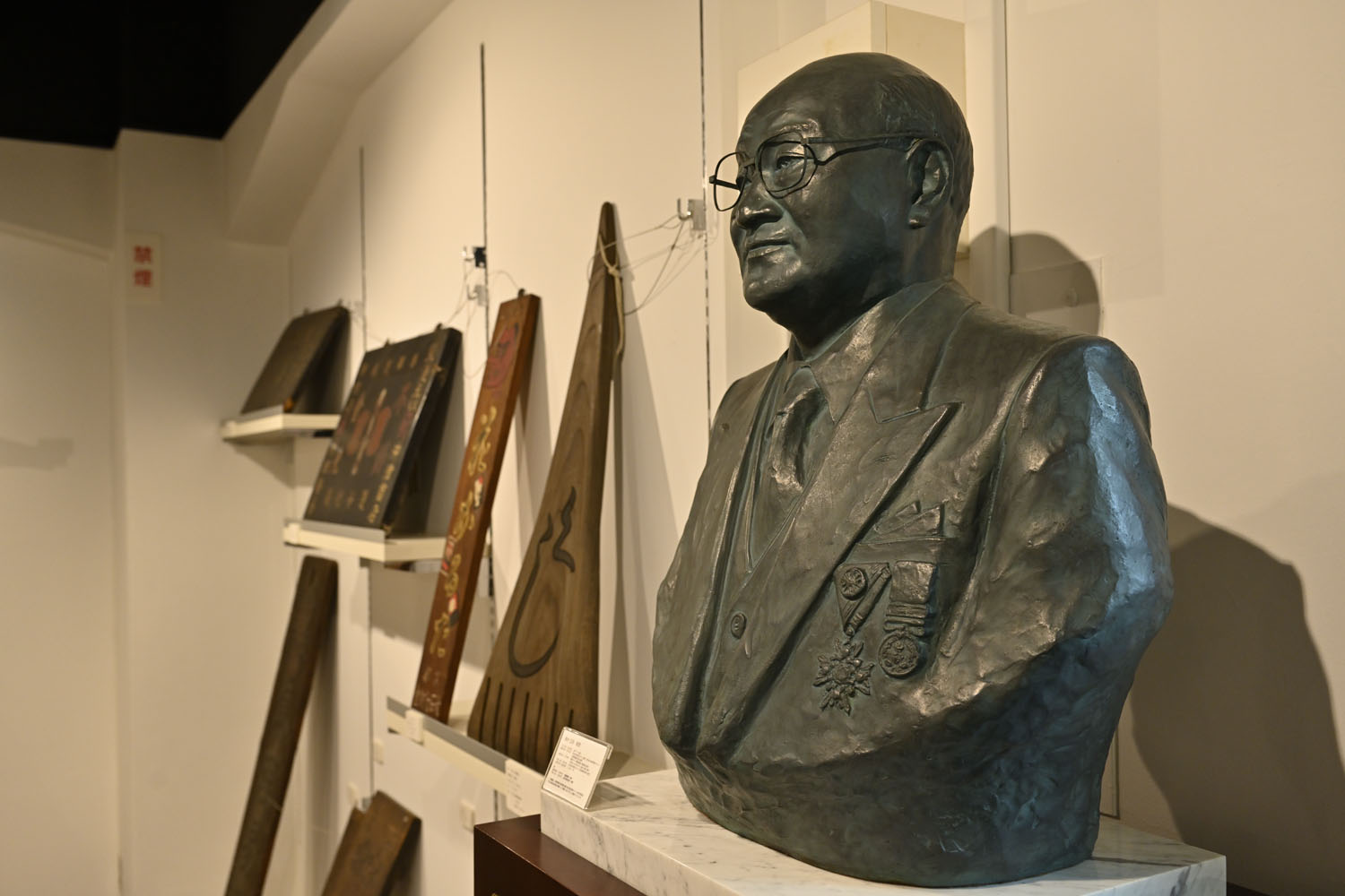 3代目社長の高村五郎氏。昭和50年代から、看板の収集を始めたという。