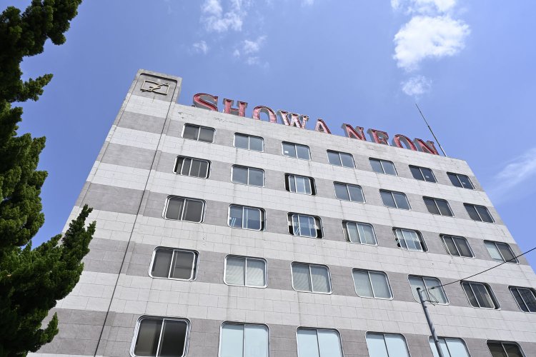 昭和ネオンは、大正11年（1922）に高村看板店として創業。2006年にミュージアムを開館した。