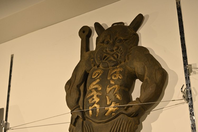 看板は四角いとは限らない。商品の形やマークだったりする。これは、腹痛の薬の看板。