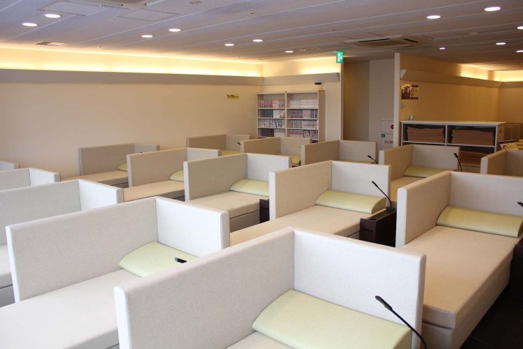 読書灯がついたフルフラットになる仮眠スペース。