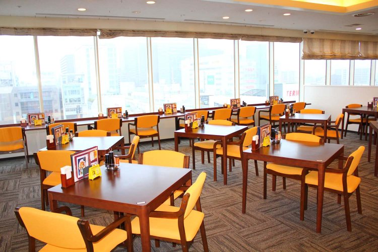 所狭しとビルが立ち並ぶ錦糸町のにぎわいを一望できる展望レストラン。